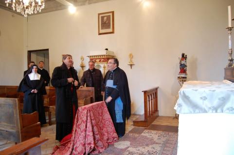 Le Cardinal se recueille dans la chapelle